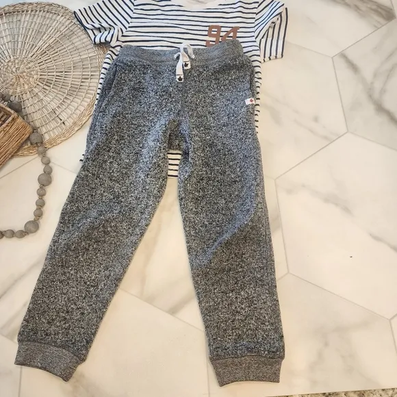 [ CANADIANA] size small 6, unisex  marled gray CUTEST  joggers w/ Canada 🇨🇦