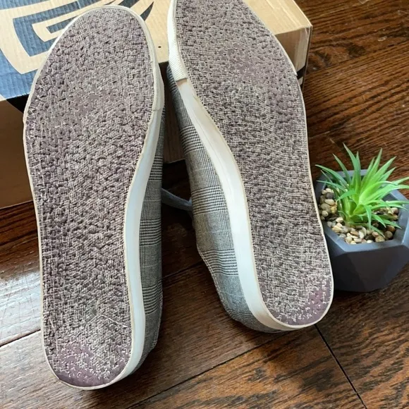 - Euc Robert Wayne shoes NICK size 8 gray color