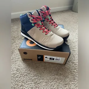- NIB BOGS Slate Mid Ct Boots