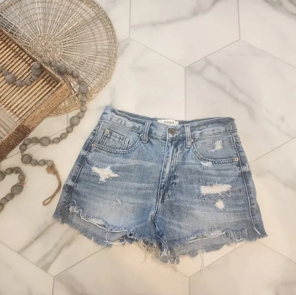 [ PISTOLA] WOMEN'S SIZE 25 WAIST CUTEST DISTRESSED DENIM SHORTS