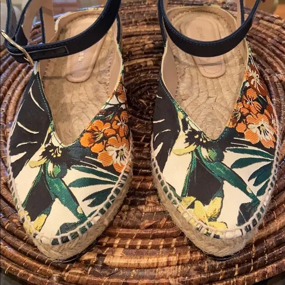 🌿 Stuart Weitzman Botonical Sandals