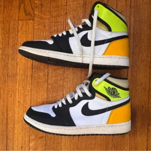 1‎ Retro High White Black Volt University Gold Sneakers