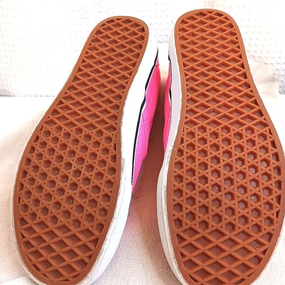 2 - VANS PINK Slip on sneakers skateboarding shoes Size 8.5. B2
