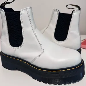 2976 SMOOTH LEATHER PLATFORM CHELSEA BOOTS/ WHITE