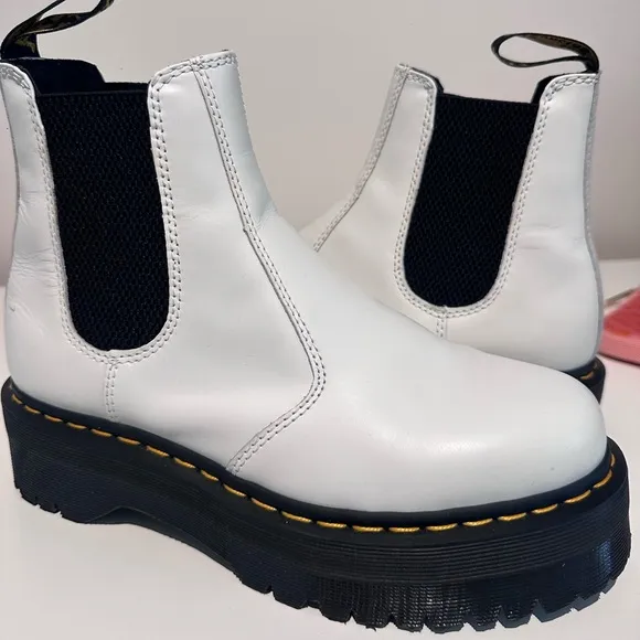 2976 SMOOTH LEATHER PLATFORM CHELSEA BOOTS/ WHITE