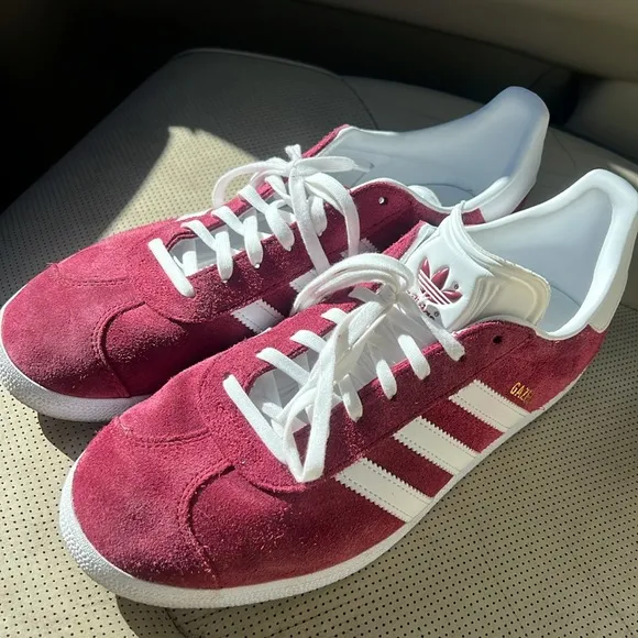 adidas Originals mens Gazelle Shoes Collegiate Burgundy/White/Gold Metallic 10
