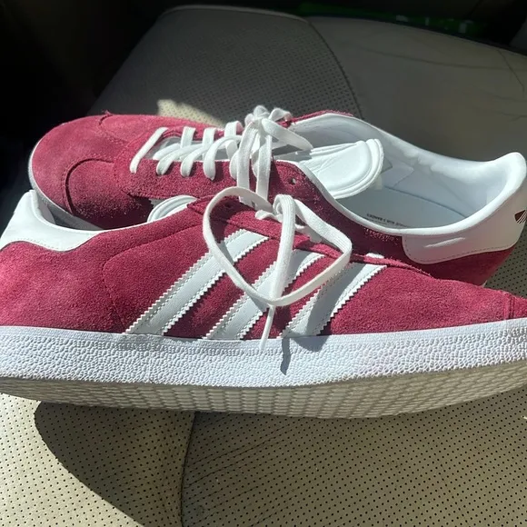 adidas Originals mens Gazelle Shoes Collegiate Burgundy/White/Gold Metallic 10