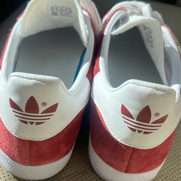 adidas Originals mens Gazelle Shoes Collegiate Burgundy/White/Gold Metallic 10