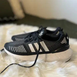 Adidas womans SWIFT RUN 22 SHOES size 7.5 EUC