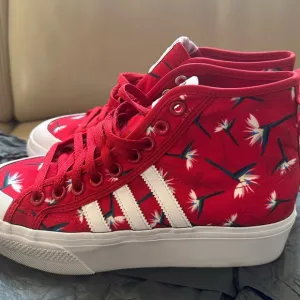 ADIDAS x THEBE MAGUGU NIZZA Women's Red Floral Mid-Top platform Sneakers 9.5