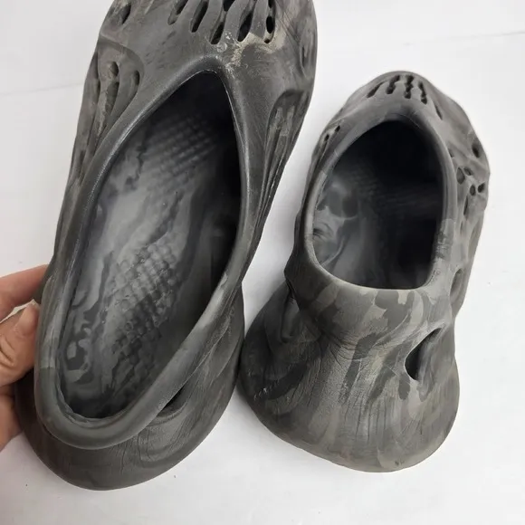 Adidas Yeezy Foam RNR Slip-On Shoes in Gray Camo US Men's Size 9