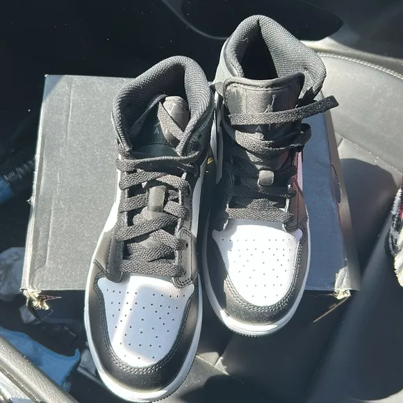 Air Jordan 1 Mid Youth