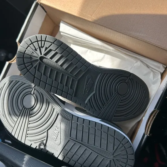 Air Jordan 1 Mid Youth