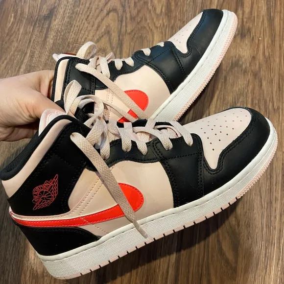 Air Jordan 1 MidGS &quot;Atmosphere&quot; / Black and pink sneakers
