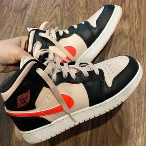 Air Jordan 1 MidGS &quot;Atmosphere&quot; / Black and pink sneakers