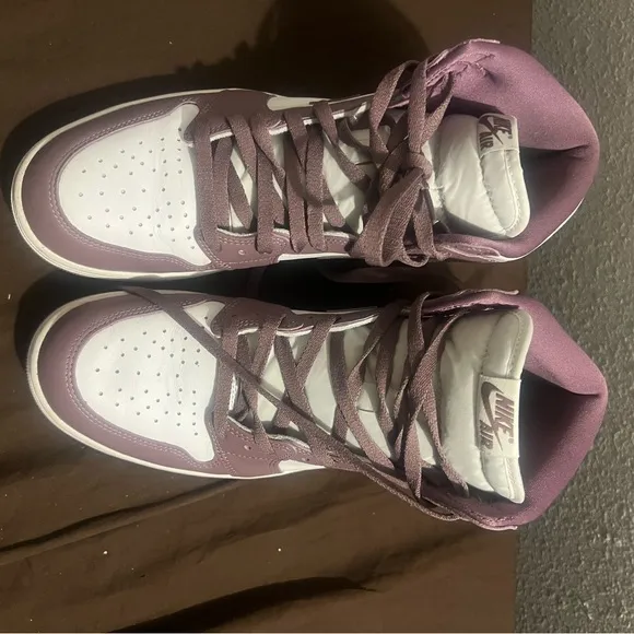 Air Jordan High-Top Sneakers in Mauve and White Retro 1 High OG Mauve