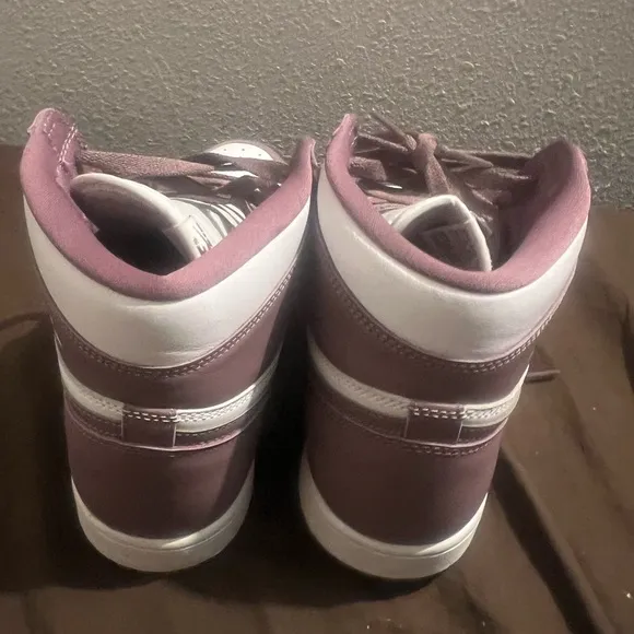 Air Jordan High-Top Sneakers in Mauve and White Retro 1 High OG Mauve