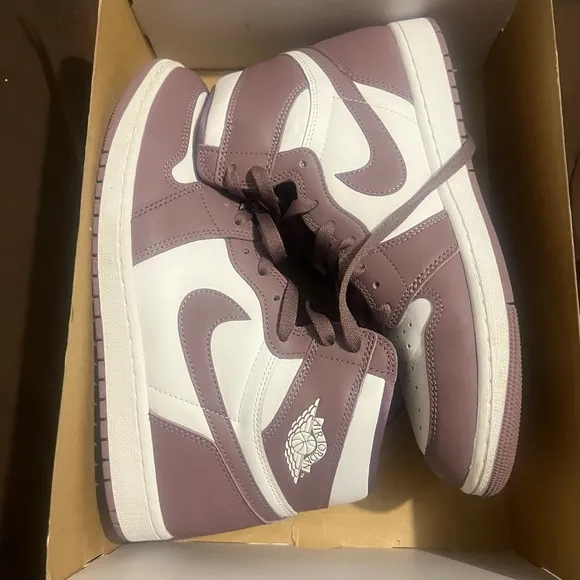 Air Jordan High-Top Sneakers in Mauve and White Retro 1 High OG Mauve