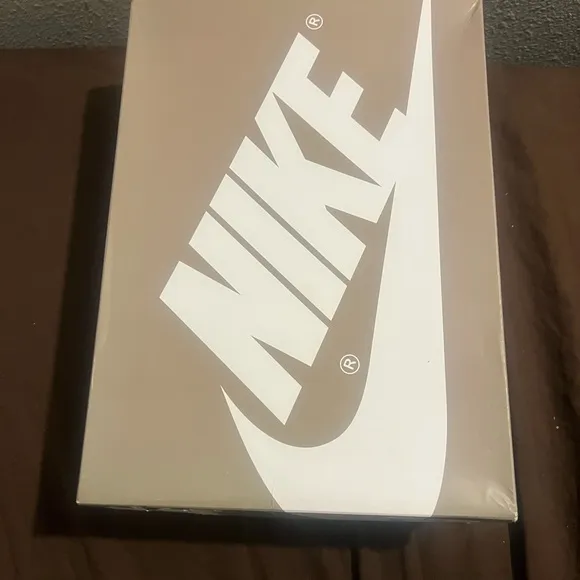 Air Jordan High-Top Sneakers in Mauve and White Retro 1 High OG Mauve