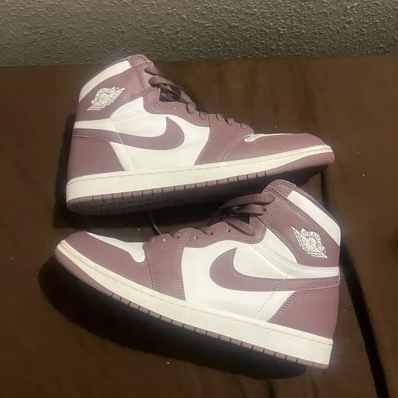 Air Jordan High-Top Sneakers in Mauve and White Retro 1 High OG Mauve