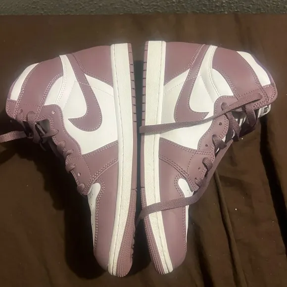 Air Jordan High-Top Sneakers in Mauve and White Retro 1 High OG Mauve