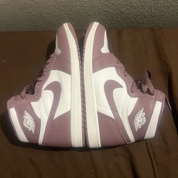 Air Jordan High-Top Sneakers in Mauve and White Retro 1 High OG Mauve