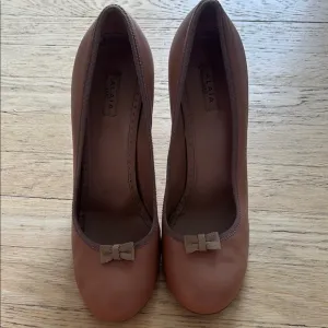 Alaia Brown Leather Heels with Decorative Bows