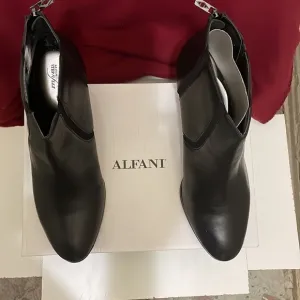 ALFANI, LEATHER NIB Calista black leather women's boots, wedge heels size 11M.