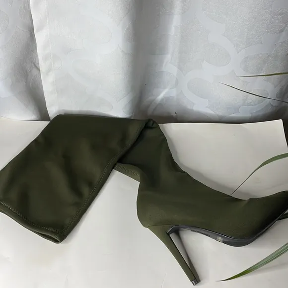Anne Michelle over the knee stretch boots Olive green 7 NWT