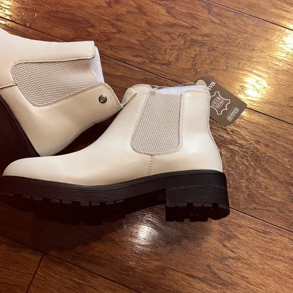 AquaDiva Alesse Chelsea Boots - Leather water resistant NWT