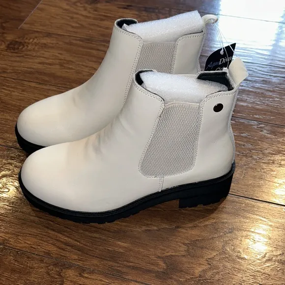AquaDiva Alesse Chelsea Boots - Leather water resistant NWT