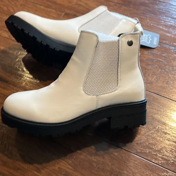 AquaDiva Alesse Chelsea Boots - Leather water resistant NWT