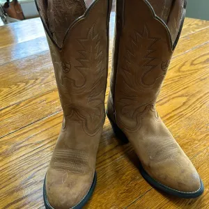 Ariat brown western boots.  Size 5.5B