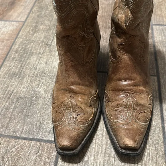 Ariat Women’s Wing Tip Leather Western‎ Boots