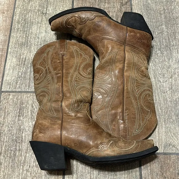 Ariat Women’s Wing Tip Leather Western‎ Boots