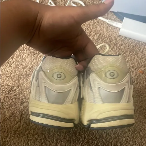 Bad bunny limited addition Adidas Cream and Gray shoes 7,5 men 9.5 women shoe