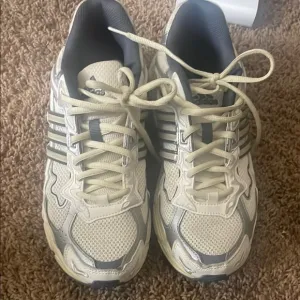 Bad bunny limited addition Adidas Cream and Gray shoes 7,5 men 9.5 women shoe
