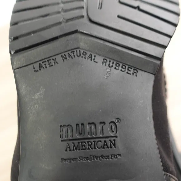 Black Leather Slip On Shoes Women 10 M MUNRO American Stretch Fabric Classic USA