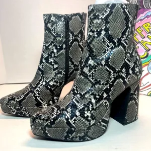 BNIB Jeffrey Campbell Dormant Black/Gray Snakeskin print platforms 6M