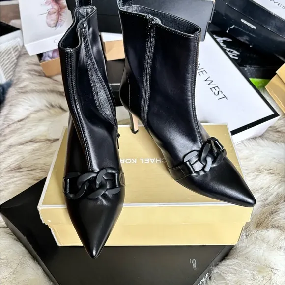 🌴BOOTS-RENATTA-from Spain. Pointy toed booties all leather.black, black chains🌴🦋