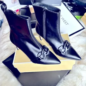 🌴BOOTS-RENATTA-from Spain. Pointy toed booties all leather.black, black chains🌴🦋