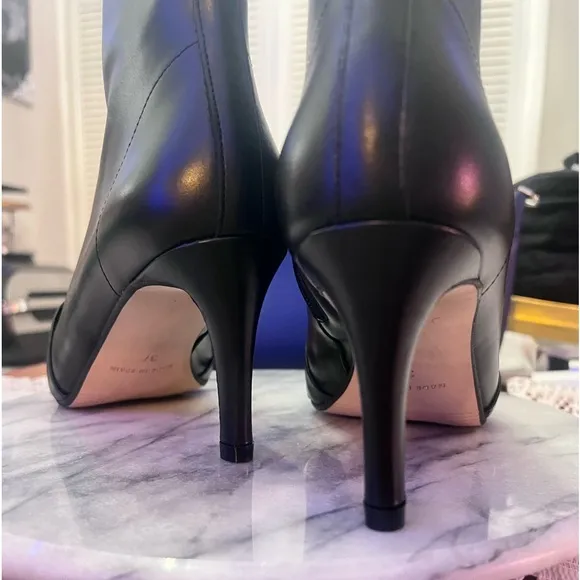 🌴BOOTS-RENATTA-from Spain. Pointy toed booties all leather.black, black chains🌴🦋