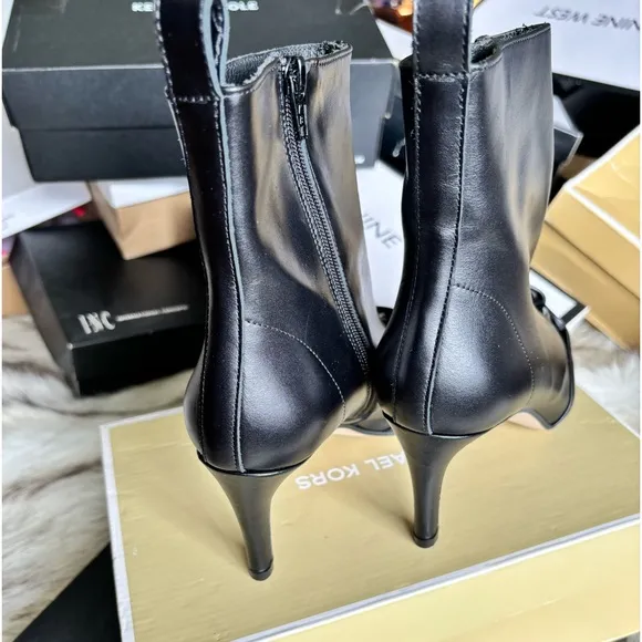 🌴BOOTS-RENATTA-from Spain. Pointy toed booties all leather.black, black chains🌴🦋