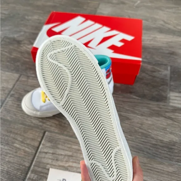 Brand New Nike Blazer Mid '77 Big Kids Shoes (K5/W6.5)