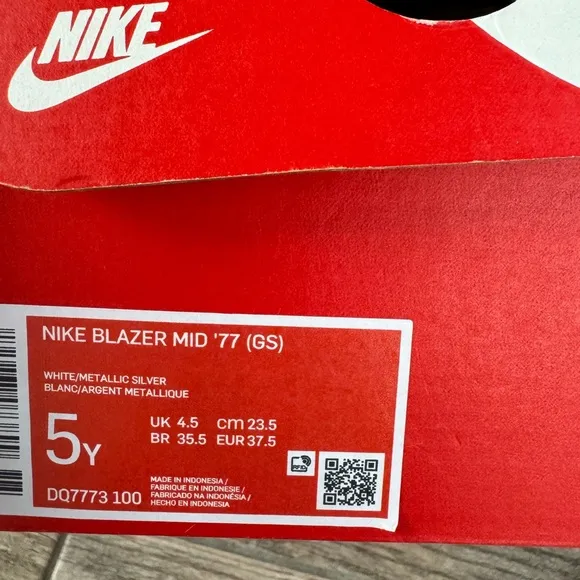 Brand New Nike Blazer Mid '77 Big Kids Shoes (K5/W6.5)