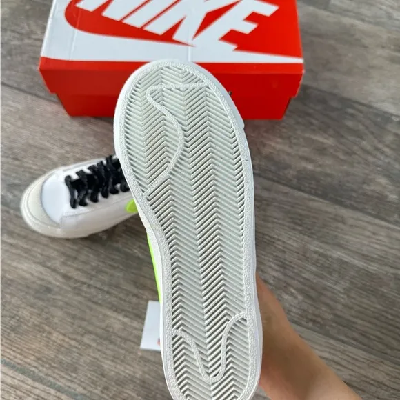 Brand New Nike Blazer Mid 77 “White Mystic Hibiscus” GS Shoes