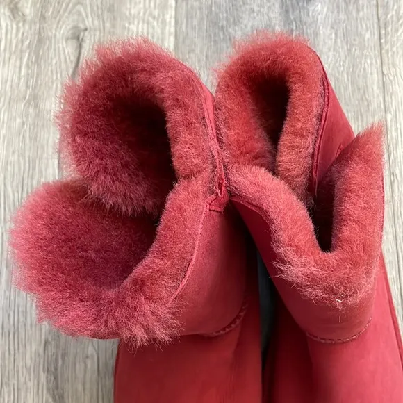 Brand New UGG Australia Kids Bailey Button Red Sheepskin Winter Warm Boots
