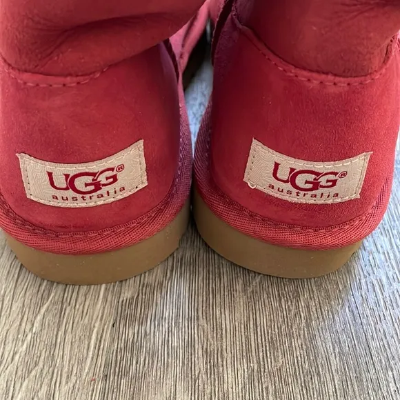 Brand New UGG Australia Kids Bailey Button Red Sheepskin Winter Warm Boots
