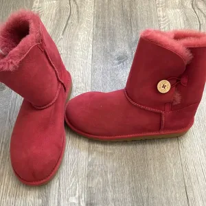 Brand New UGG Australia Kids Bailey Button Red Sheepskin Winter Warm Boots