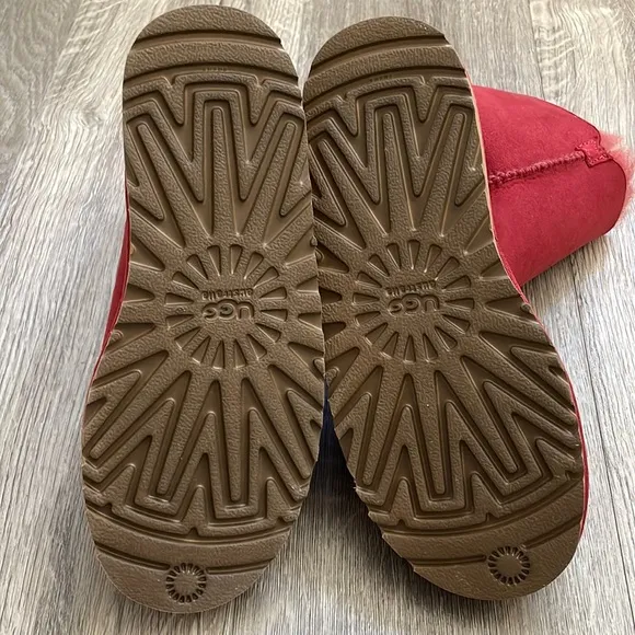 Brand New UGG Australia Kids Bailey Button Red Sheepskin Winter Warm Boots